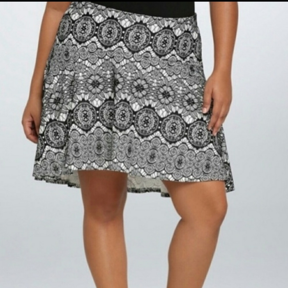 Torrid Black &‎ White Lace Mini Skirt High Low Size 3 22/24